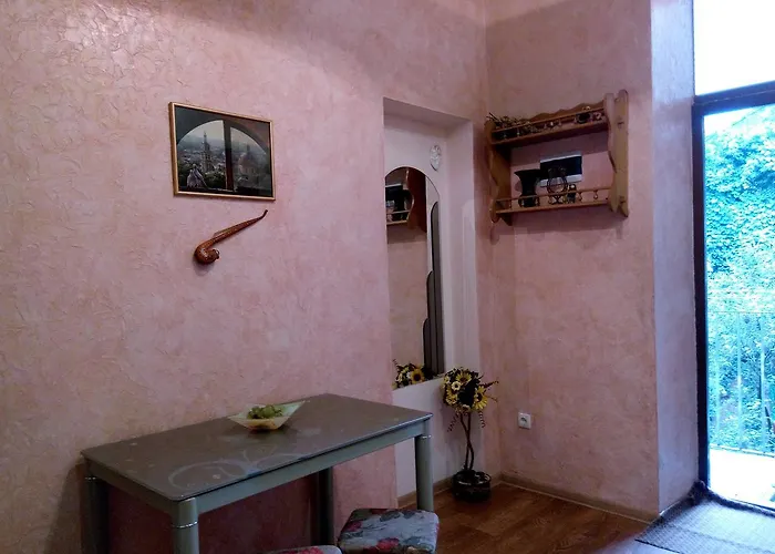 Apartamento Flat On Sheptytskykh Leópolis